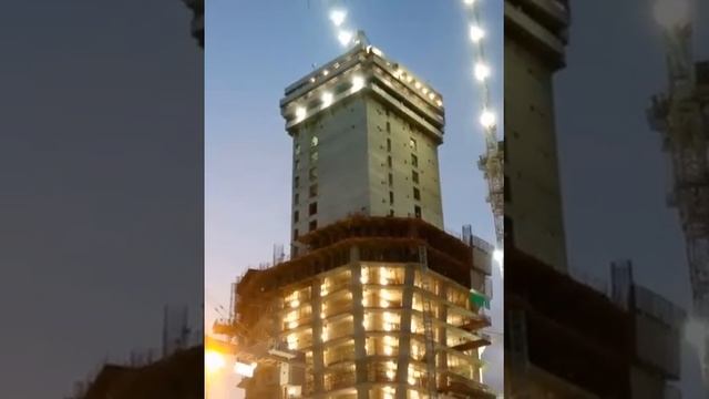 Vue du chantier de la Tour F d'Abidjan à la tombée de la nuit du 11 mars 2023 смотреть онлайн