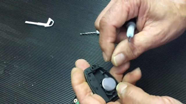 Sostituzione batteria telecomando V50 e C30 fino al 2007 - Autoska Academy #4 смотреть онлайн