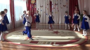 Русский танец в исполнении детей подготовительной группы детского сада.