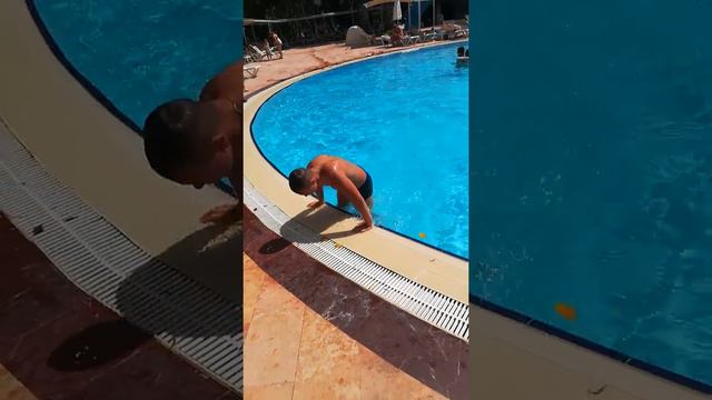 Делаем сальто на территории отеля TlUI FUN&SUN CLUB SAPHIRE 5* смотреть онлайн