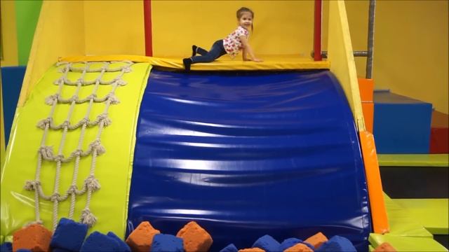 VLOG Sky Рark детские батуты лабирин бассейн с шариками. Babe trampoline, maze , ball pool смотреть онлайн