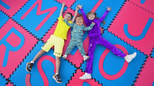 Диана и Рома играют в ABC Game с Оливером