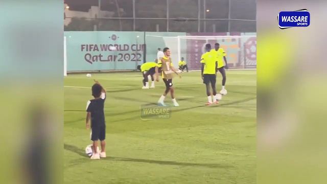Magnifique regardez la complicité de Ilimane Ndiaye et sa fille, Ismaila Sarr... à Qatar смотреть онлайн
