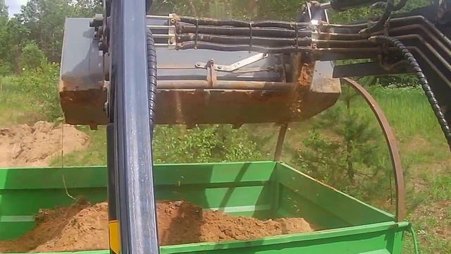 Погрузка песка трактором Скаут 504с. С разных ракурсов смотреть онлайн