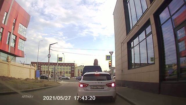 Волгоград. 27.05.2021. Проезд на красный свет смотреть онлайн