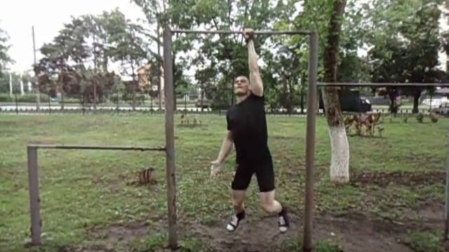 Подтягивания на одной руке 22 раза (с рывками) смотреть онлайн