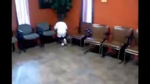 большой негр издевается над маленьким