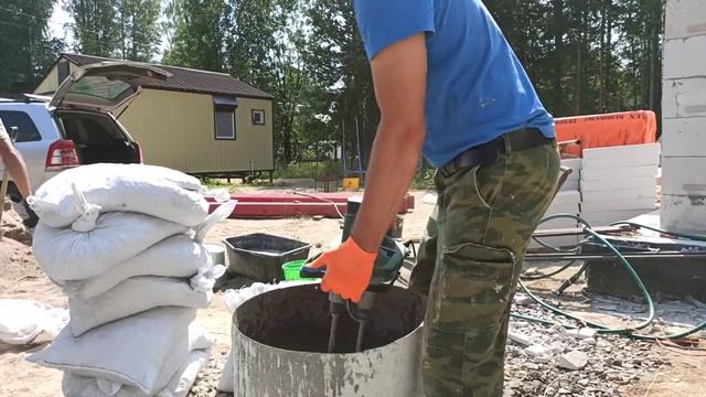 Замешиваем бетон для заливки перемычек смотреть онлайн