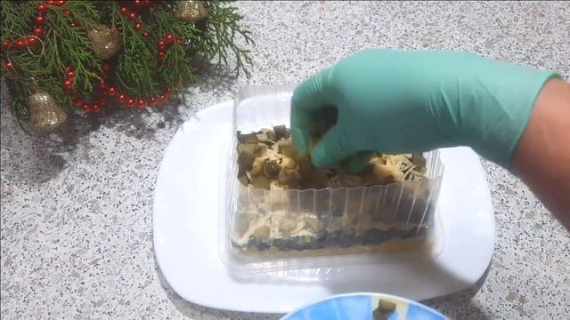 НОВОГОДНИЙ САЛАТ ИЗ КОПЧЁНОЙ КУРИЦЫ "ПОД ШКУРОЙ ТИГРА" Salad of smoked chicken with mushrooms смотреть онлайн