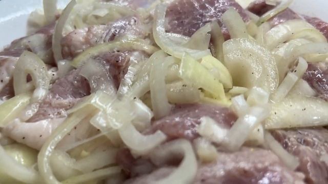 СОВЕТСКИЙ ШАШЛЫК ИЗ СВИНИНЫ С УКСУСОМ И ЛУКОМ 4к (Ultra HD) смотреть онлайн