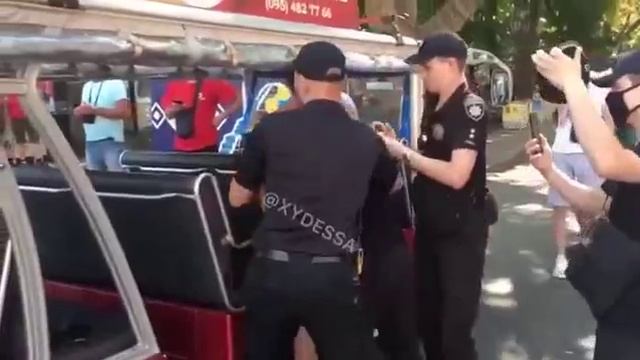 В Одессе полицейские арестовали иностранца, в футболке с изображением флага России. смотреть онлайн