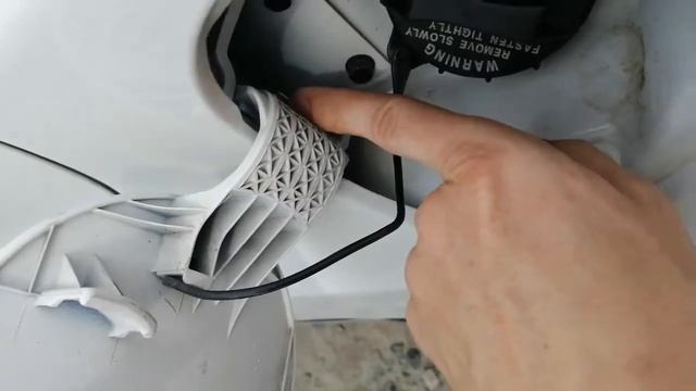 Если плохо открывается лючок бензобака Hyundai Avante/Elantra MD смотреть онлайн