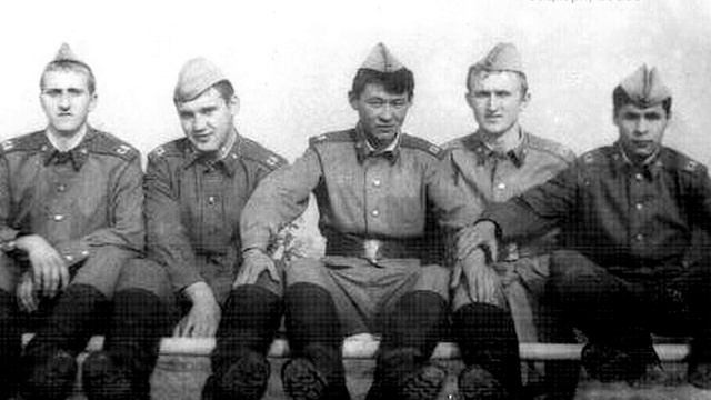 ВОСПОМИНАНИЯ ЖИВУТ, ОНИ ВО МНЕ. Я ГОДЫ СВОЕЙ СЛУЖБЫ ВСПОМИНАЮ. смотреть онлайн