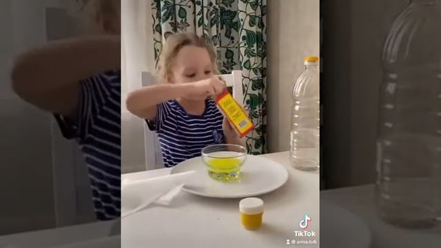 Сегодня мы делаем вулкан в стакане из подручных средств! смотреть онлайн