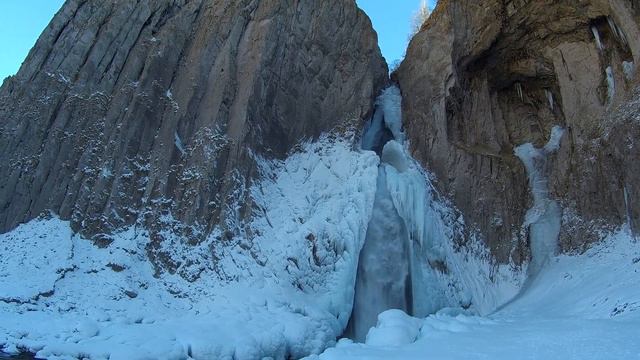 Водопад Каракая-Су зимой. Урочище Джилы-Су, 2020 смотреть онлайн