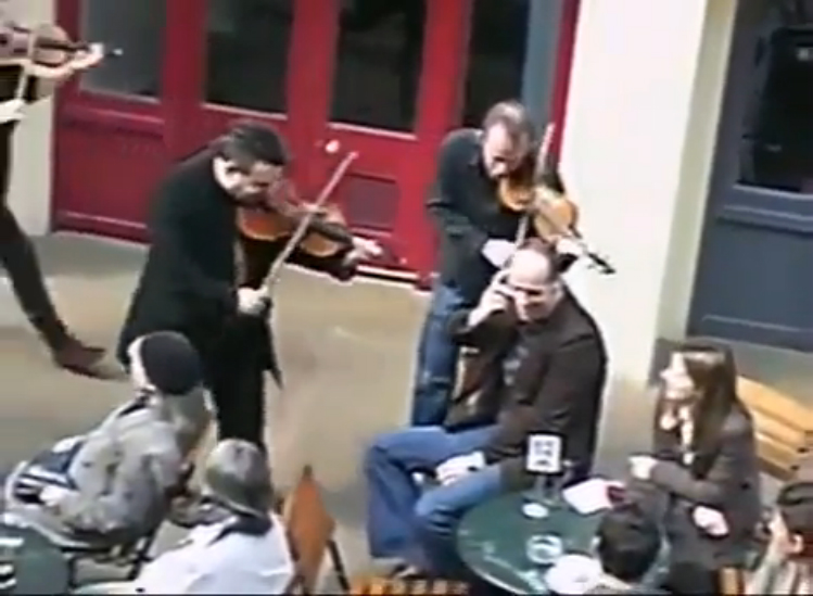 Не разговаривайте по телефону во время концерта смотреть онлайн