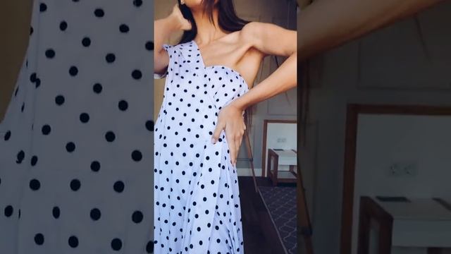 Ассиметричное платье в горох смотреть онлайн