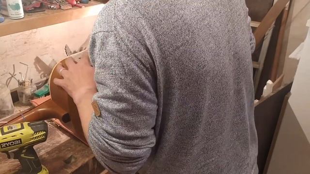 Installing a Fishman pickup in a 12-string guitar смотреть онлайн