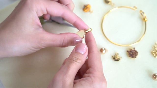 Как сделать УНИКАЛЬНЫЙ браслет бэнгл с шармами (подвесками) Swarovski смотреть онлайн