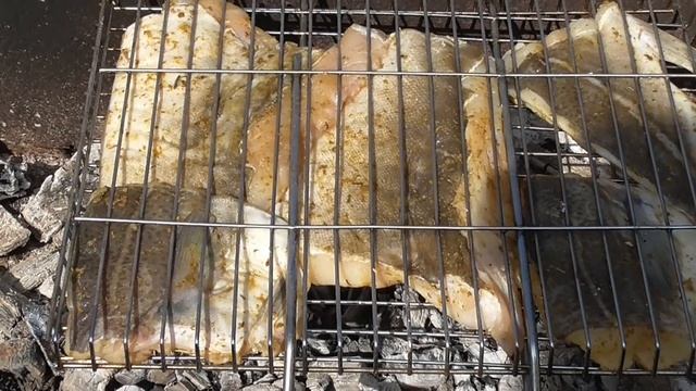 Морская рыба на мангале на Гриле. Рецепт вкусной рыбы. смотреть онлайн