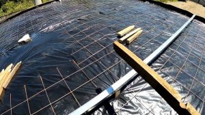 ЗАЛИВАЮ ПЛИТУ ПОД ГАРАЖ/ХОЗБЛОК/МАСТЕРСКУЮ. Выровнил площадку на косом участке.