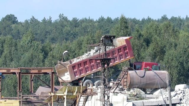 Самосвал 8х4 разгружается в карьере Sinotruk HOWO