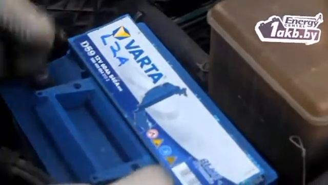 Замена аккумулятора на Renault Laguna 1995, 1,8 бензин смотреть онлайн