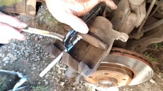 Замена тормозных колодок на Opel Vivaro 1.9dti 2003 года