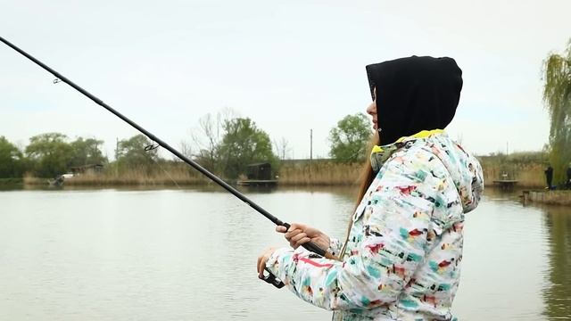 БАТЛ С ЖЕНОЙ. ФЛЭТ- ФИДЕР ПРОТИВ KАРПОВОЙ СНАСТИ! Рыбалка весной на карпа в Kраснодарском крае смотреть онлайн