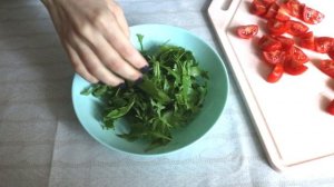 Салат с Тунцом, рукколой и Черри