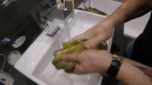 Моем вратарские перчатки с помощью KS Pro Glove Wash смотреть онлайн