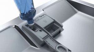 Как добавить ополаскиватель в посудомоечную машину.