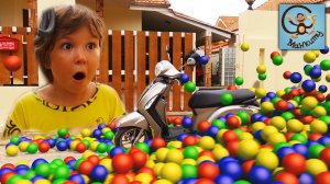 Милан играет в побег, разноцветные шарики затопили машину.  Манкиту