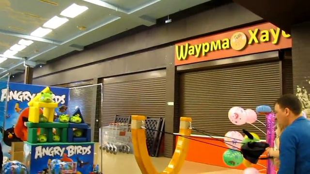 Играем в ОГРОМНЫЙ Angry Birds катаемся на машинках и кушаем мороженое ! смотреть онлайн