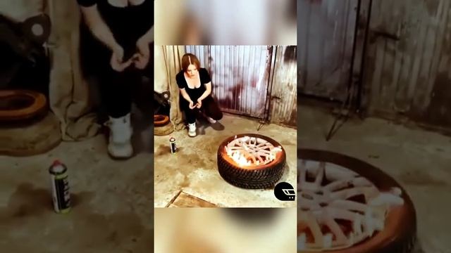 Девушка пытается накачать колесо, но её не хватает ума, чтобы сделать это смотреть онлайн