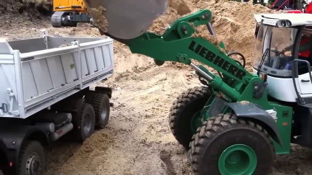 Liebherr 576 belädt Mercedes SK 3538 смотреть онлайн