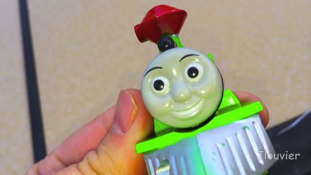 SUPER THOMAS TRAIN TRANSFORMABLE - World Market Treasures Knock Off Toy Review смотреть онлайн