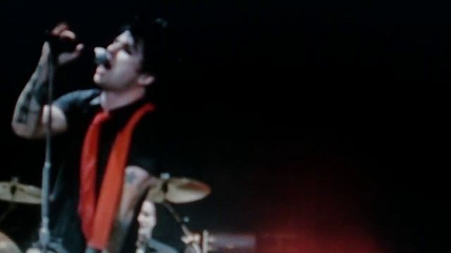 Green Day - Billie Joe Armstrong have a cock on stage смотреть онлайн