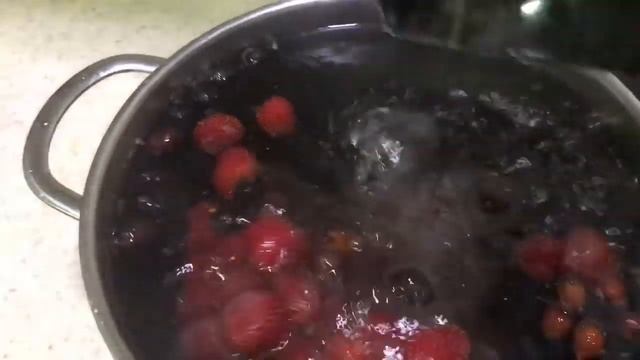 939. Компот из замороженных фруктов и ягод. Готовлю каждую неделю! смотреть онлайн