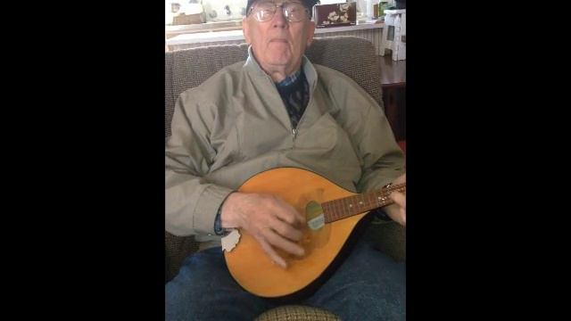 Valter Liivamagi playing Estonian mandalin music at 91 years смотреть онлайн