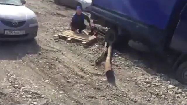 Машины застряли на гравийной дороге смотреть онлайн