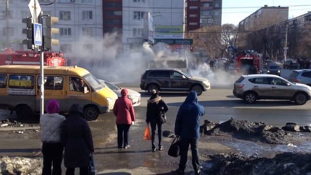 Пожарники тушат маршрутку