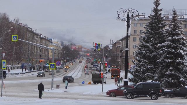 Ледовый городок строится, каток в нём уже готов. Нижний Тагил 2022. смотреть онлайн
