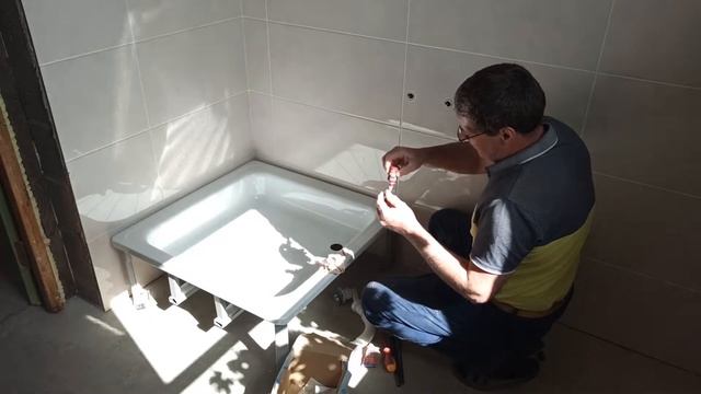Устанавливаю душевой поддон.