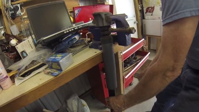 How to replace rear shocks (2006 Volvo S40) смотреть онлайн