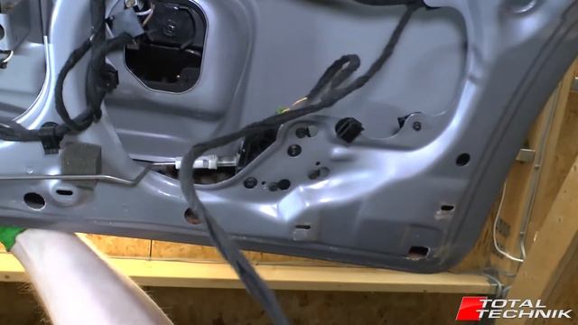 How to Remove Boot Tailgate Lock Solenoid - Audi A6 S6 RS6 - C5 - 1997-2005 - TOTAL TECHNIK смотреть онлайн