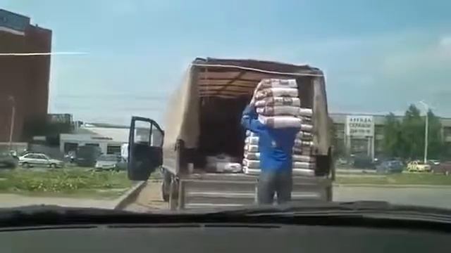 Он вам не бодибилдер!!! 125 кг в припрыжку смотреть онлайн