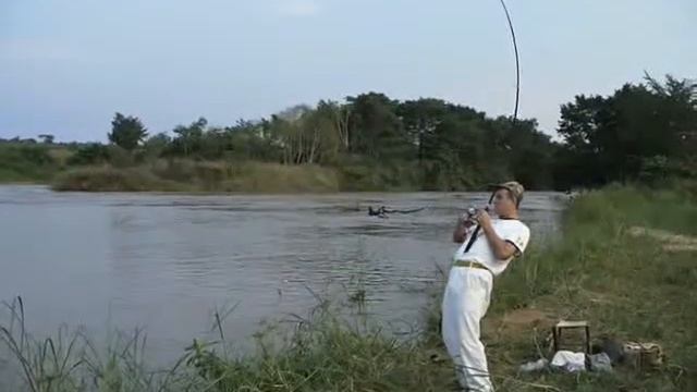 С удочкой в руках на берегу африканской реки. смотреть онлайн