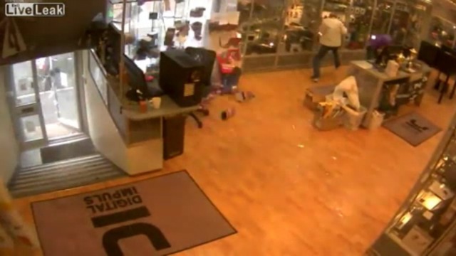 Взрыв в Осло. Кадры из магазина Цифровой импульс смотреть онлайн