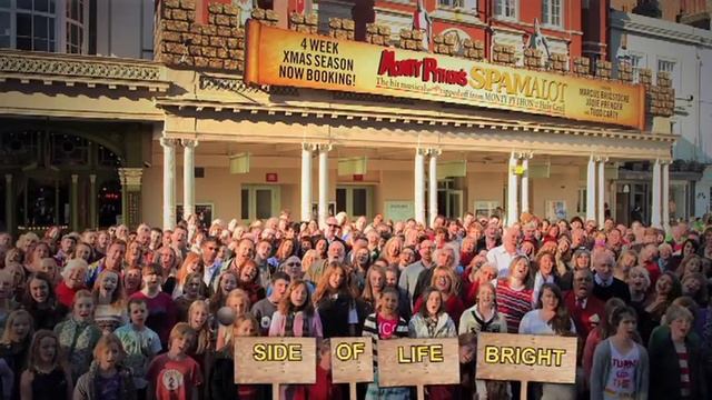 Marcus Brigstocke and the Great British Public sing ALWAYS LOOK ON THE BRIGHT SIDE... смотреть онлайн